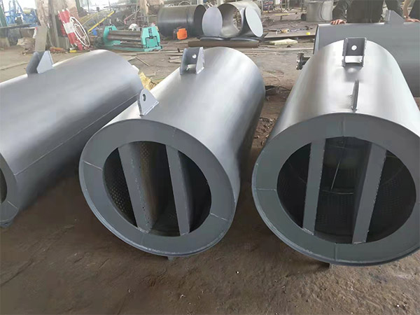過(guò)熱器消聲器包括蒸汽熱水器、消聲器體、下蓋、水汽進(jìn)口管、出汽口、排水管